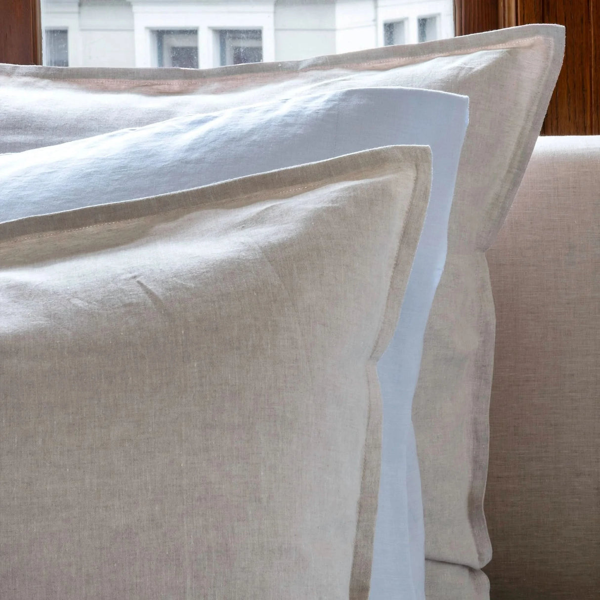 St Genève Echo Linen in Sky (middle knife-edge pillow)