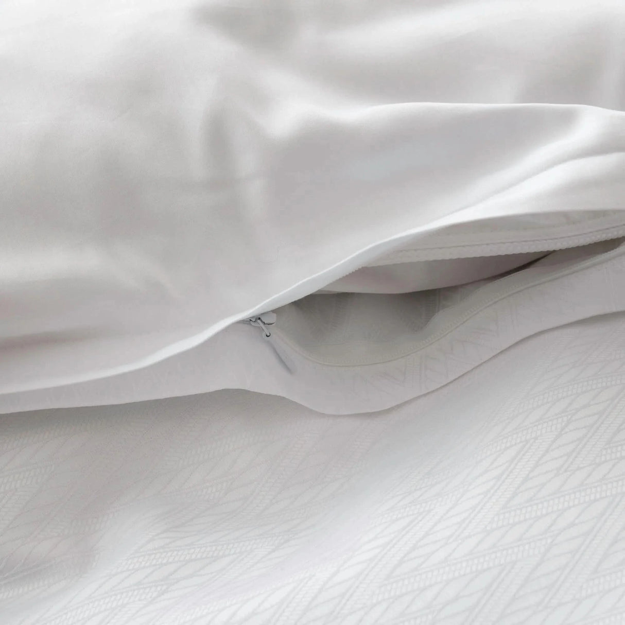 St Genève Eterna in Diamonte - duvet cover zippered closure w/ Capri 100 White solid backing