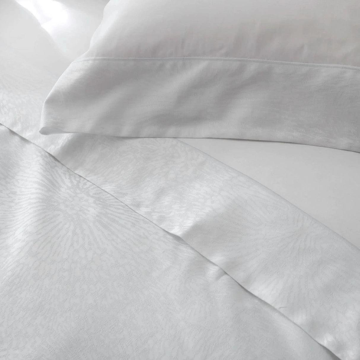 St Genève Eterna in Lumina - 4" cuff on pillowcase + flat sheet, w/ Capri 100 White solid