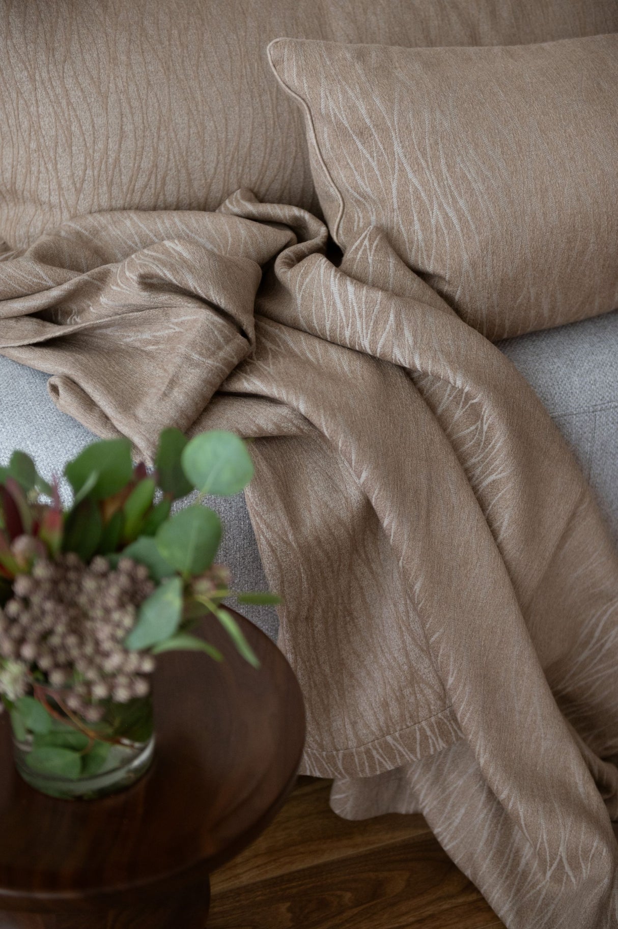 St Genève Hoxton Throws & Blankets in Driftwood colourway. Crafted from genuine Cashmere, cotton & silk