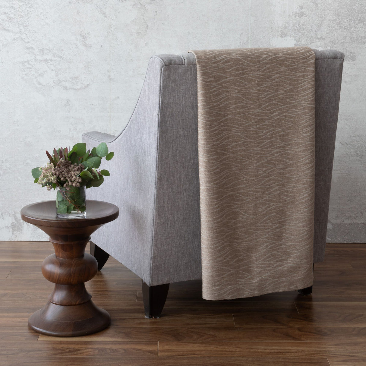 St Genève Hoxton Throws & Blankets in Driftwood colourway. Crafted from genuine Cashmere, cotton & silk